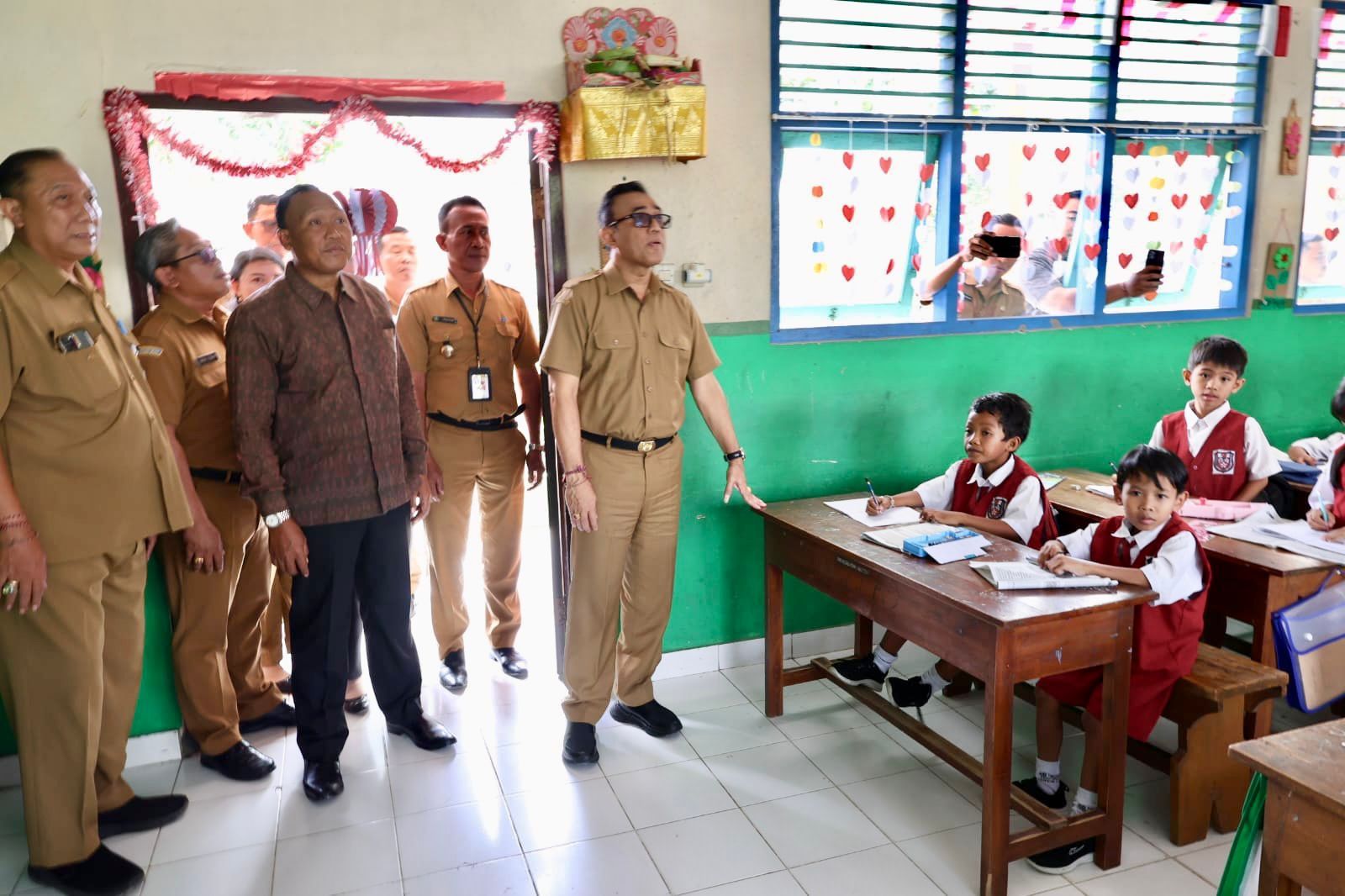 podiumnews.com-Tinjau SDN 7 Peguyangan, Ini Komitmen Walikota Denpasar